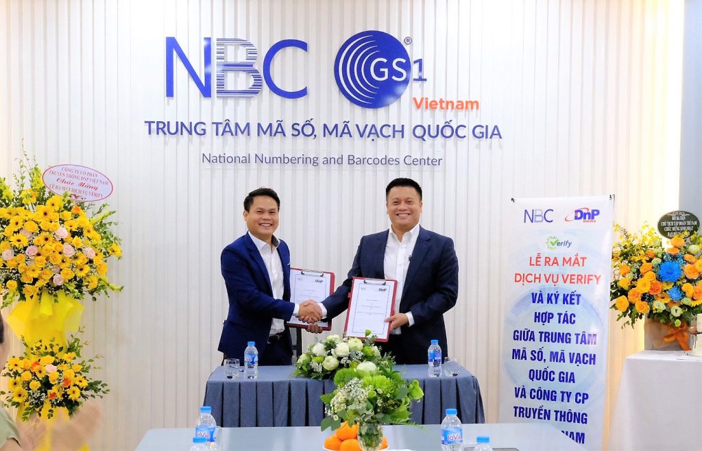 Ông Phạm Minh Dũng TGĐ DNP Media (trái) và Ông Bùi Bá Chính PGĐ phụ trách NBC (phải) ký kết hợp tác (nguồn ảnh NBC)